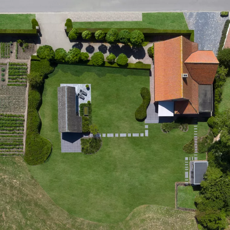 Landelijke tuin met bijhuisje en organische haagmassieven te Veurne (1) - 