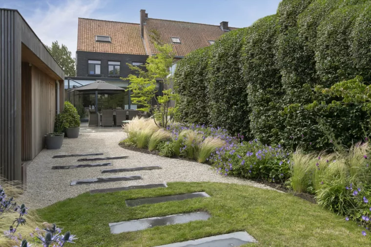 Speelse kusttuin met Dutchborder vol bloemenpracht en tuinberegening te Oostduinkerke (16) -  - Tuinaanleg