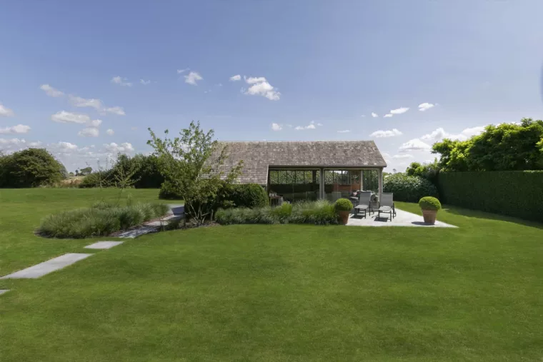 Landelijke tuin met bijhuisje en organische haagmassieven te Veurne (8) - 