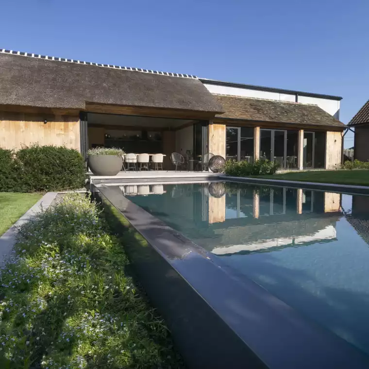 Hybride zwembad met infinityrand bij poolhouse in eikenhout (60) -  - Homepage